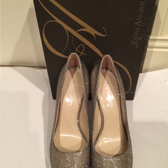 New gold heels size 8 - Picture 2 of 3